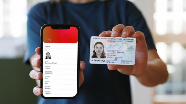 Bild eines Frau, welche ein Handy mit dem E-ID-Wallet und eine klassische ID in den Händen hält.