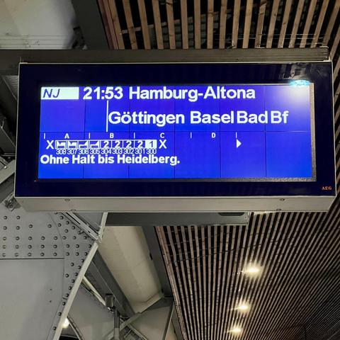 Abfahrtstafel am Bahnhof, Basel-Göttingen-Hamburg
