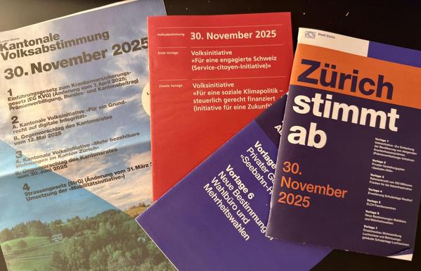 Abstimmungsunterlagen auf Papier, je ein Heftchen für Bund, Kanton und Stadt. Für insgesamt 13 Vorlagen.