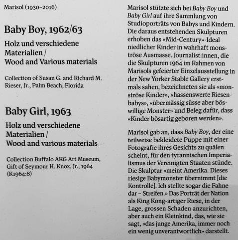 Marisol stützte sich bei Baby Boy und Baby Girl auf ihre Sammlung von Studioporträts von Babys und Kindern.
Die daraus entstehenden Skulpturen erhoben das «Mid-Century»-Ideal niedlicher Kinder in wahrhaft monströse Ausmasse. Journalist:innen, die die Skulpturen 1964 im Rahmen von Marisols gefeierter Einzelausstellung in der New Yorker Stable Gallery erstmals sahen, bezeichneten sie als «mon-ströse Kinder», «hassenswerte Riesen-babys», «übermässig süsse aber böswillige Monster» und Beleg dafür, …