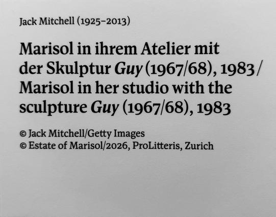 Marisol in ihrem Atelier mit der Skulptur Guy (1967/68), 1983, fotografiert von Jack Mitchell